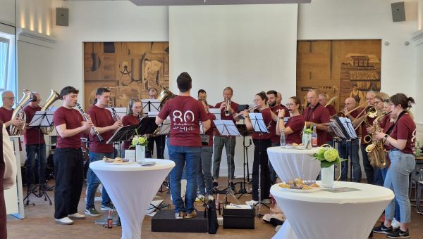 Kultuskapelle musiziert zum Geburtstag der Verbandsgemeinde Herxheim – „Walk-in-Party“ im offenen Rathaus