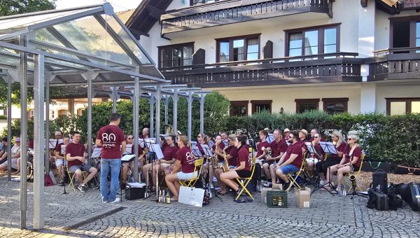 Zweiter Anlauf - Jubiläums-Ständchen am Dorfplatz